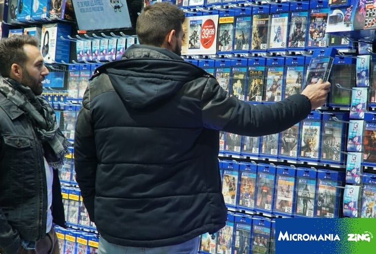 acheteurs-jeux-video-magasin-Micromania